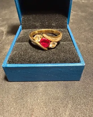 Anello placcato d’oro con granato