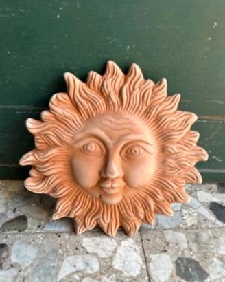 Decorazione sole a muro in terracotta