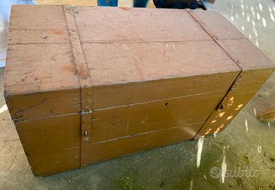 Baule vintage verniciato in vero legno