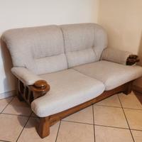 Divano due posti in stoffa e legno massello