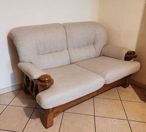 Divano due posti in stoffa e legno massello