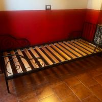 Letto in ferro allungabile con doghe in legno