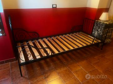 Letto in ferro allungabile con doghe in legno