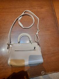 Borsa a mano beige con tracolla e interni fantasia