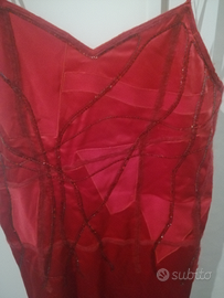 Vestito elegante color rosso con lavorazione parti