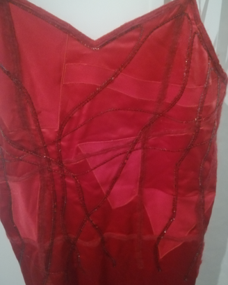 Vestito elegante color rosso con lavorazione parti