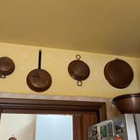 Pentole e piccoli oggetti in rame