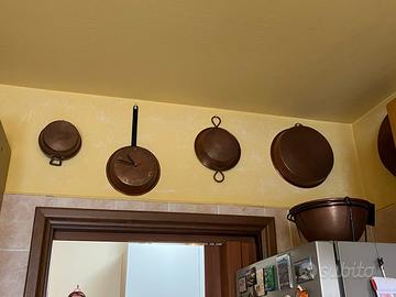 Pentole e piccoli oggetti in rame