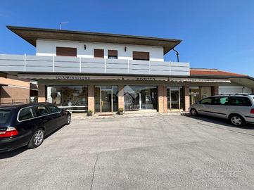 NEGOZIO A ROSÀ