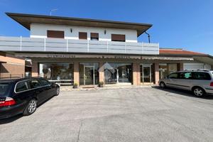 NEGOZIO A ROSÀ
