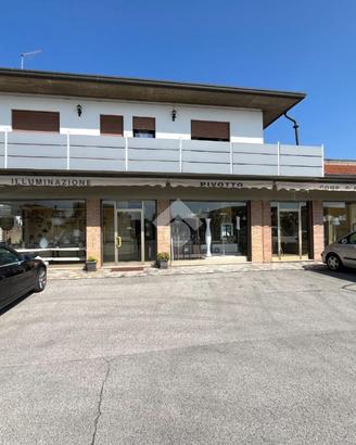 NEGOZIO A ROSÀ