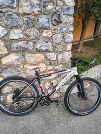 Bicicletta muscolare mountain-bike 
