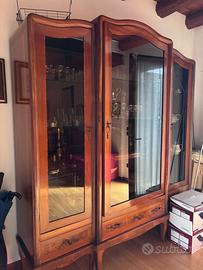 Elegante Cristalliera a 3 Ante in Legno Pregiato
