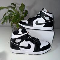 Jordan 1 Mid 44,5 Bianco e Nere Nuove con etichett