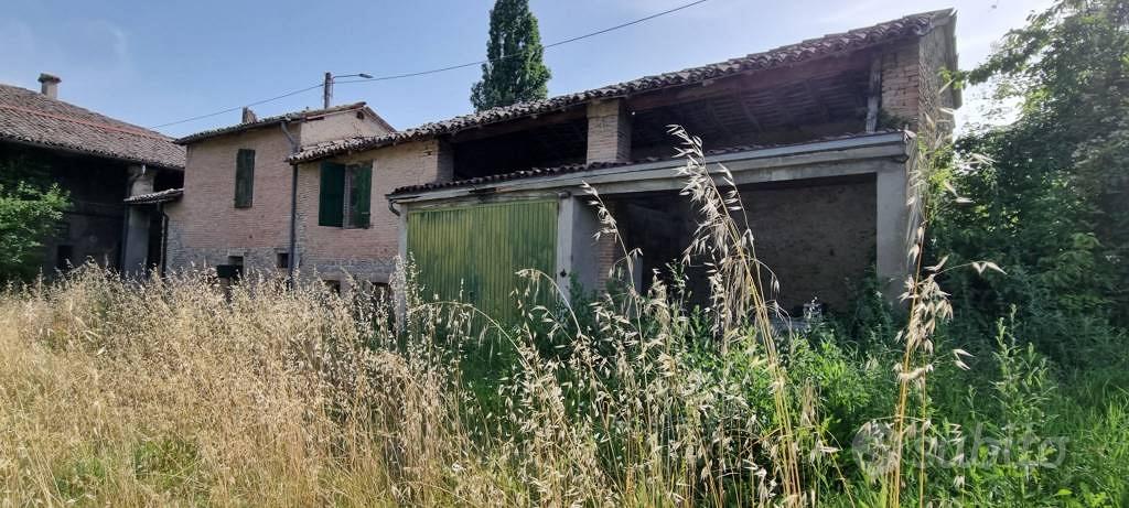 Rustico / Casale di 1100 m² con più di 5 locali a - Altro