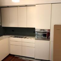 Cucina con elettrodomestici