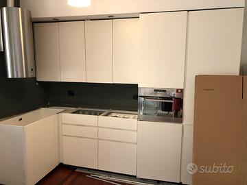 Cucina con elettrodomestici