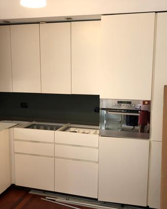 Cucina con elettrodomestici