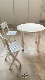 Tavolo da giardino in resina con due sedie