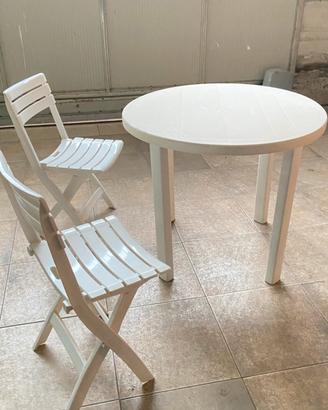 Tavolo da giardino in resina con due sedie