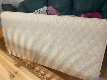 Letto singolo con piedi richiudibili e materasso