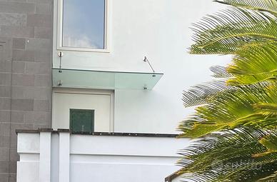 Pensilina per ingresso  in vetro e acciaio