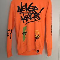 felpa arancione con graffiti
