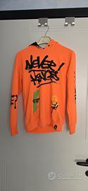 felpa arancione con graffiti