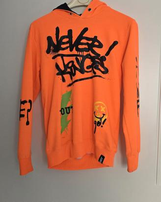 felpa arancione con graffiti