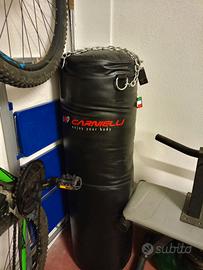 Attrezzatura da palestra e sacco da box