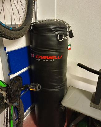 Attrezzatura da palestra e sacco da box