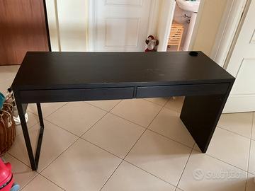 Scrivania IKEA nera con 2 cassetti