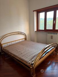 Letto matrimoniale con doghe e testiera in ottone