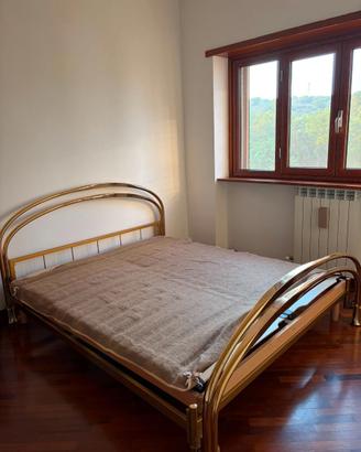 Letto matrimoniale con doghe e testiera in ottone