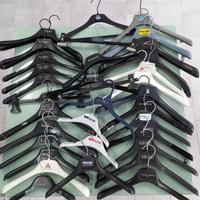 circa 30 appendiabiti di varie marche in plastica 