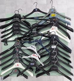 circa 30 appendiabiti di varie marche in plastica 