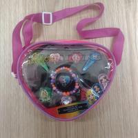 Borsa con accessori per capelli e smalto unghie