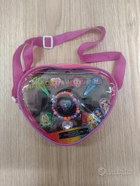 Borsa con accessori per capelli e smalto unghie