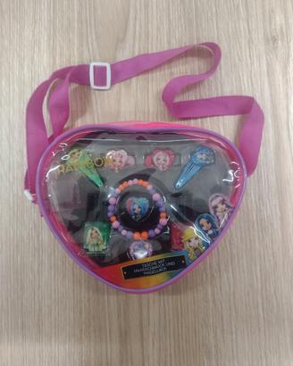 Borsa con accessori per capelli e smalto unghie