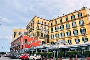 3 LOCALI A NAPOLI