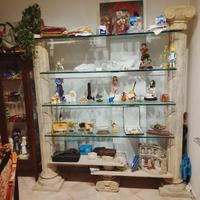 Libreria con colonne in vero marmo, molto pesante.