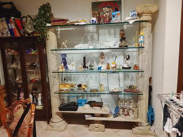 Libreria con colonne in vero marmo, molto pesante.