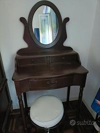 Mobiletto con specchio e sgabello
