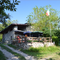Porzione di bifamiliare nel bosco con ampio terren