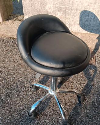 Sgabello nero con ruote