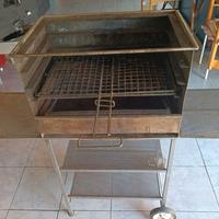 Barbecue in acciaio con ruote