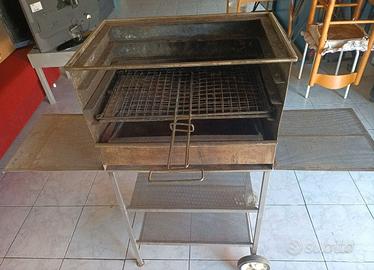 Barbecue in acciaio con ruote