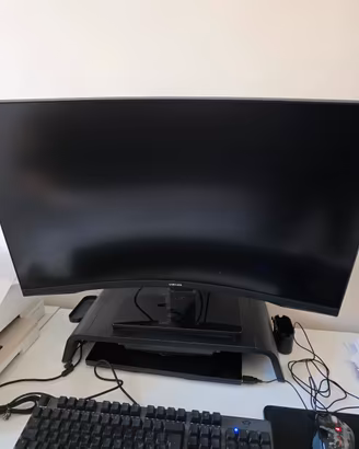 Monitor, supporto per monitor, Mouse e Tastiera