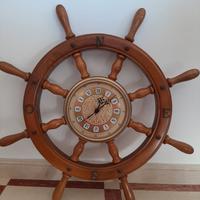 Orologio su timone in legno e quadri vari