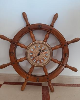 Orologio su timone in legno e quadri vari
